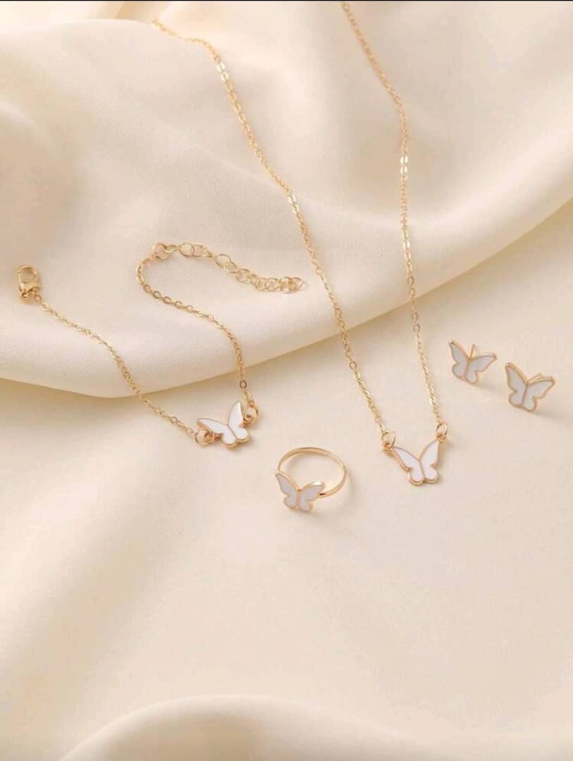 طقم إكسسوار ابيض